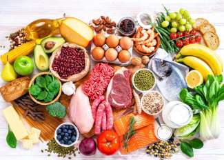 Divers aliments : viande, oeuf, poisson, fruits et légumes